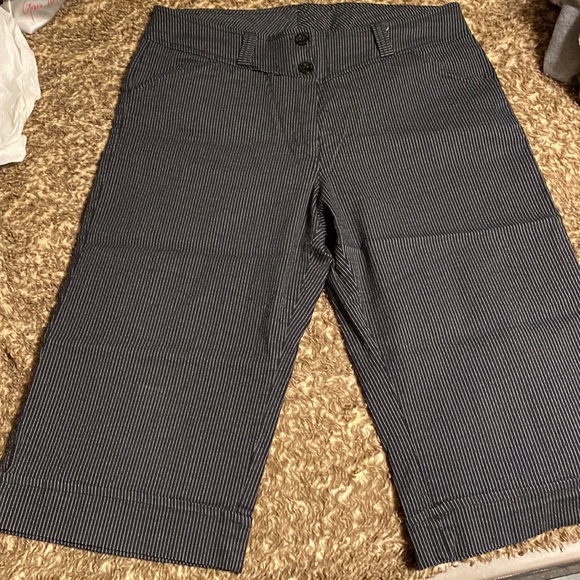 Women’s pinstripes Capri pants - Picture 1 of 3
